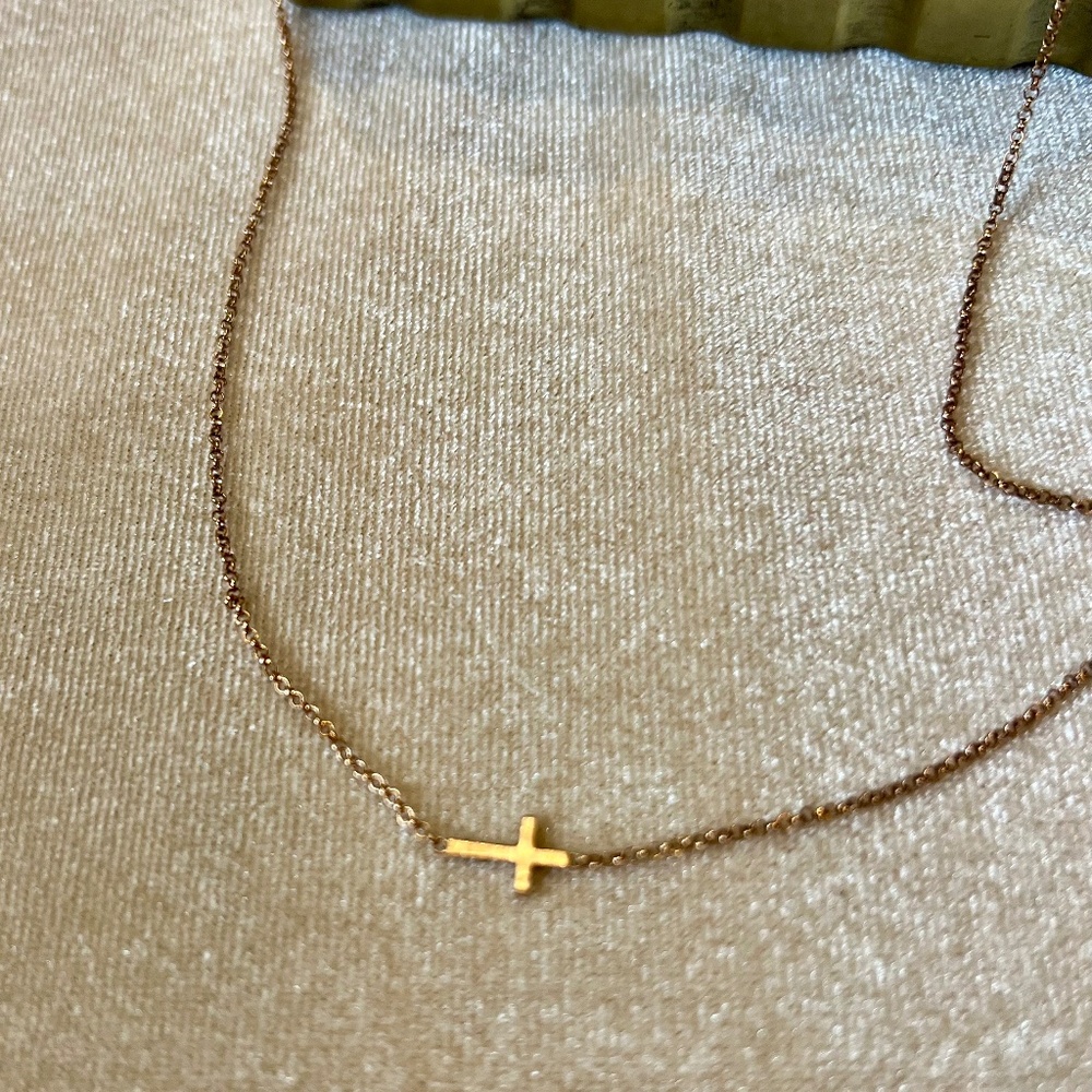 Simple cross necklace
